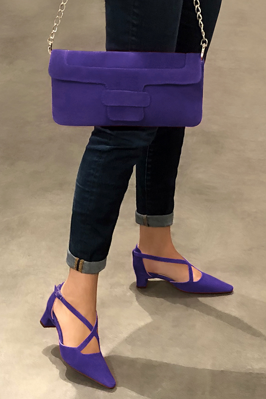 Violet purple women's open side shoes, with crossed straps. Tapered toe. Low kitten heels. Worn view - Florence KOOIJMAN